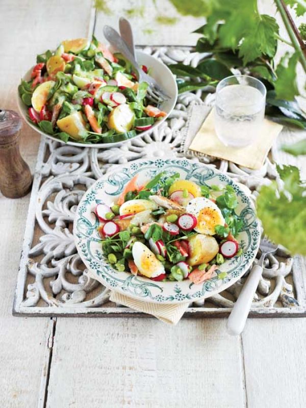 Letnia sałatka z ziemniakami i wędzoną rybą