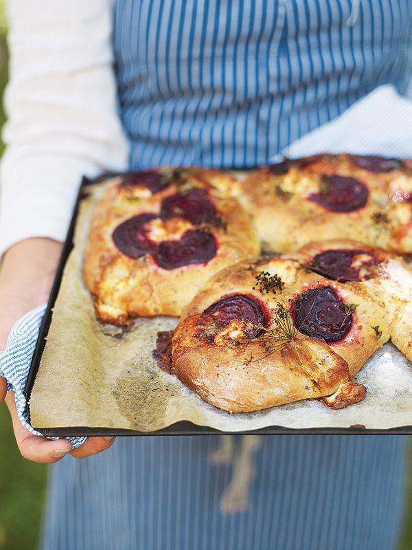 Focaccia z burakami, gorgonzolą i ziołami