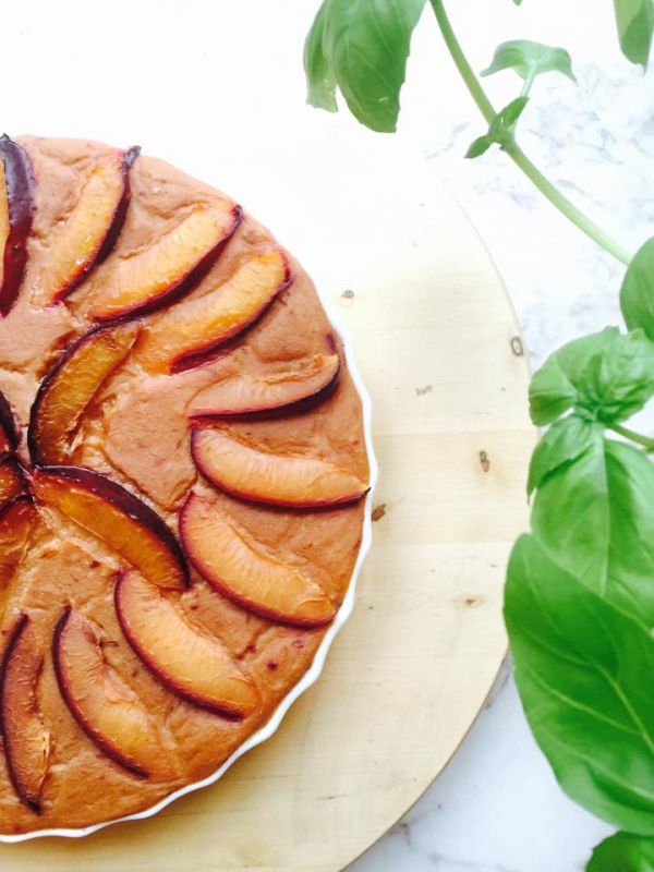 Jagielnik ze śliwkami na spodzie migdałowo-daktylowym