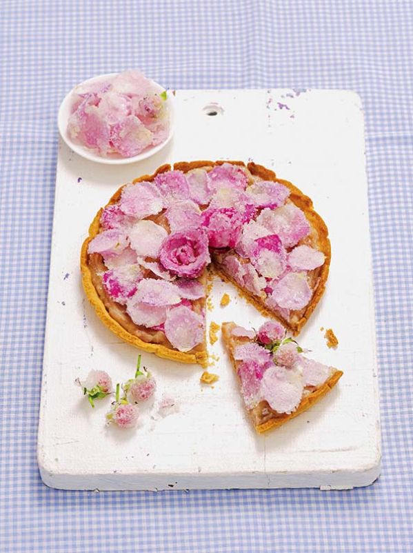 Tarta z płatkami róż