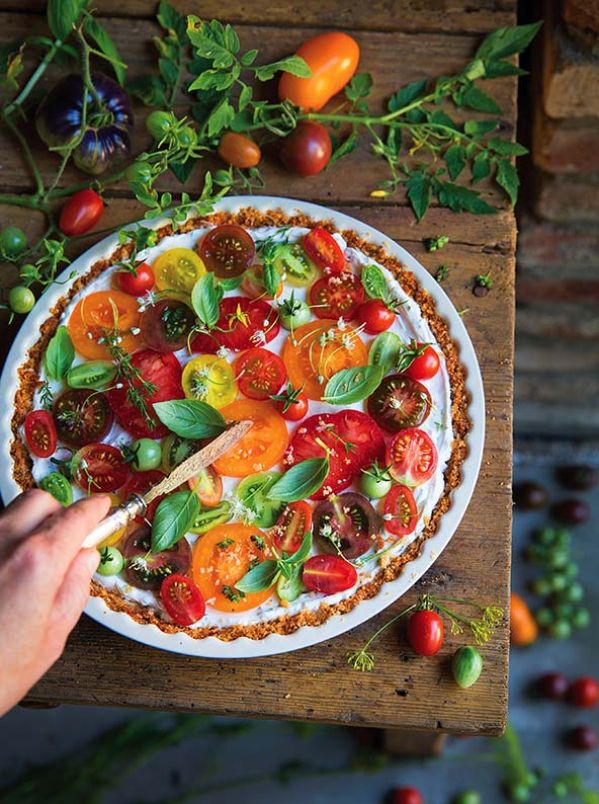 Sernik na słono z kozim serem i pomidorami