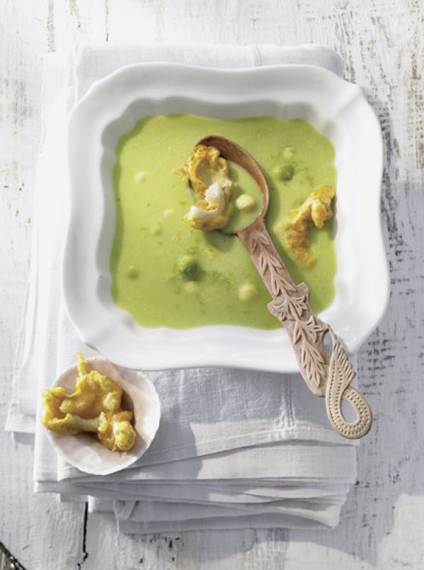 Zupa z awokado i jabłek z tempurą z boczniaków