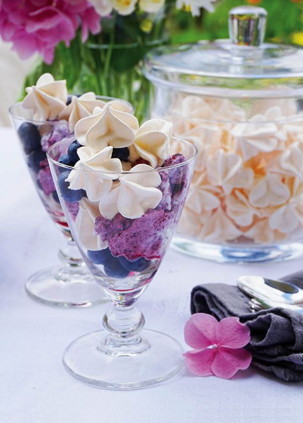 deser lodowy z jagodami