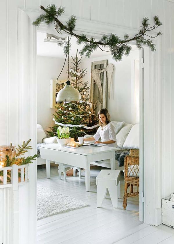 Świąteczne dekoracje z szyszek, patyków i mchu