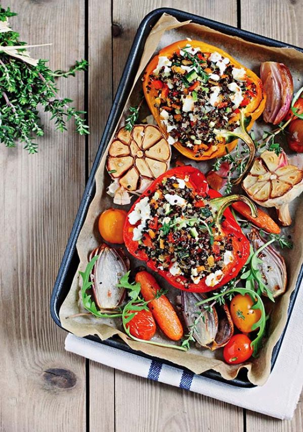 Sałatka z pieczoną papryką, cukinią i serem feta