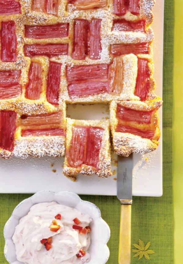 Kruchy placek z rabarbarem