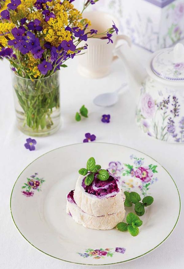 Jagody w bezowej roladce