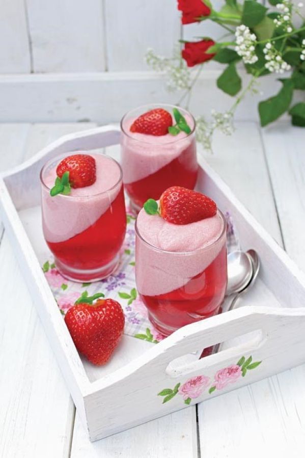 Mus z kaszy manny z truskawkami