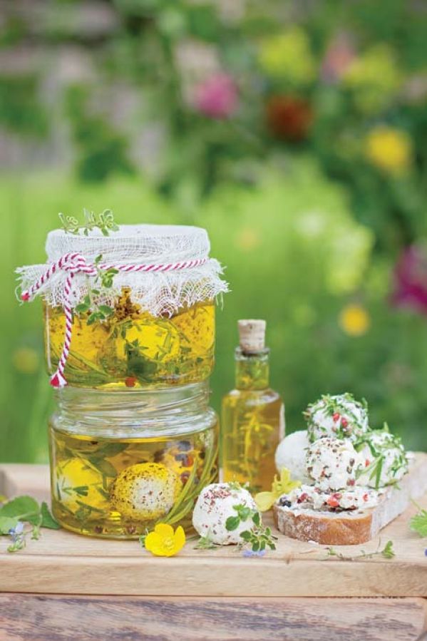 Ziołowy labneh w oliwie