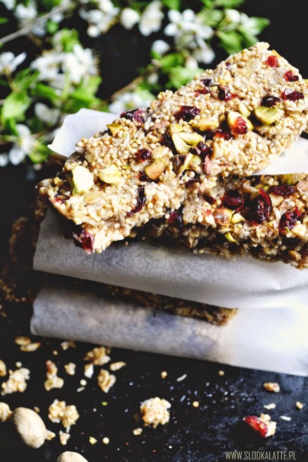 Batoniki z komosy ryżowej z żurawiną i pistacjami