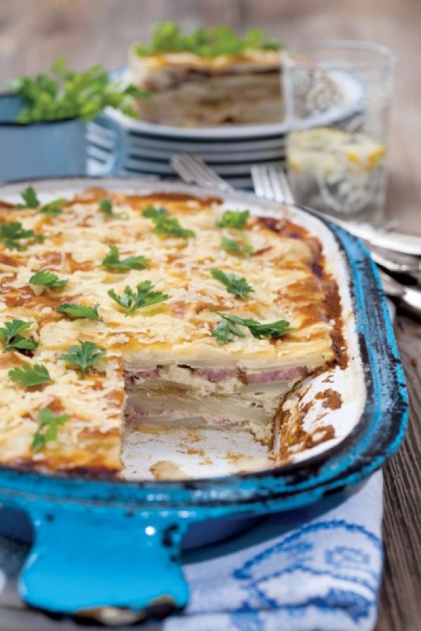 Zapiekanka z ziemniakami, boczkiem i kiełbasą