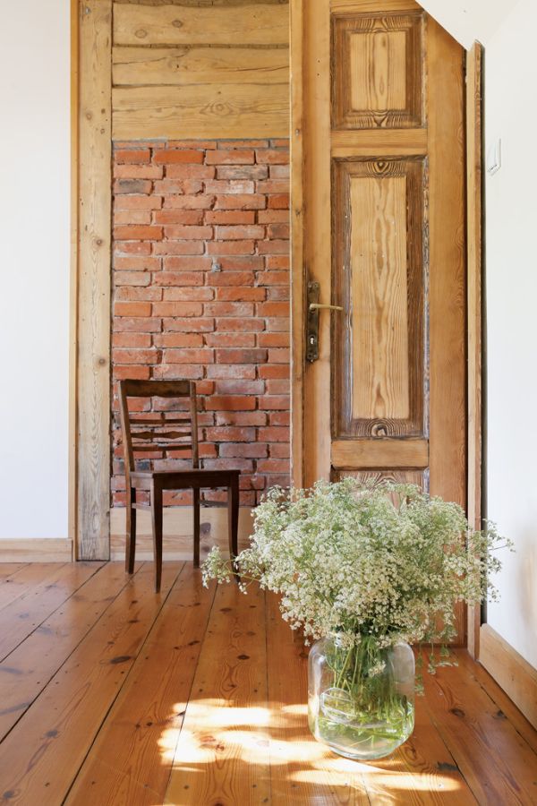 Zaczarowane siedlisko z drewna na warmińskiej wsi