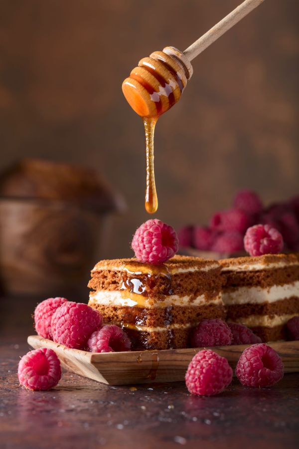 Miodownik z malinami i kaszą