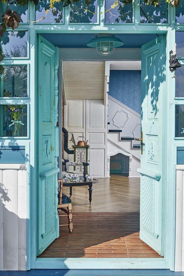 Mały domek urządzony kolorami kuchnia szeroki plan