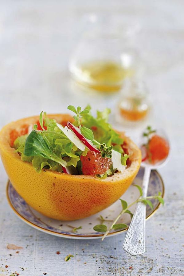 Sałatka w grejpfrutowych miseczkach