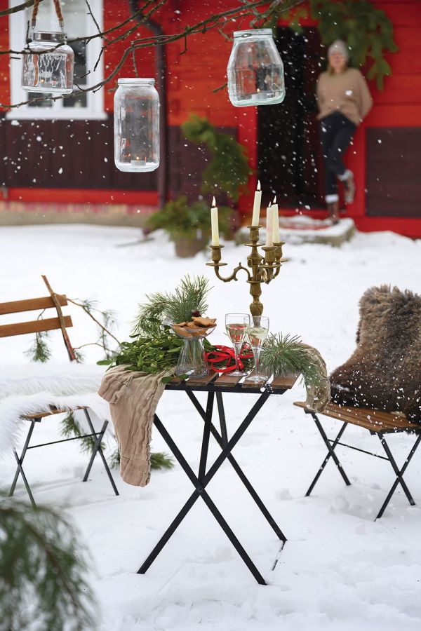 Stara chata po dziadkach na Podlasiu z wnętrzami urządzonymi w stylu francuskiej wsi. stary drewniany dom