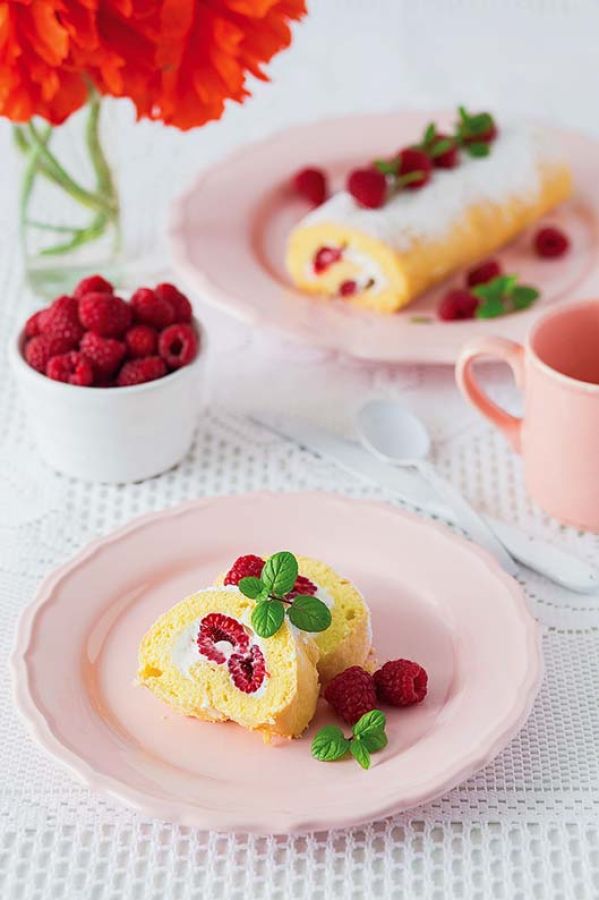 Biszkoptowy zawijaniec z malinami