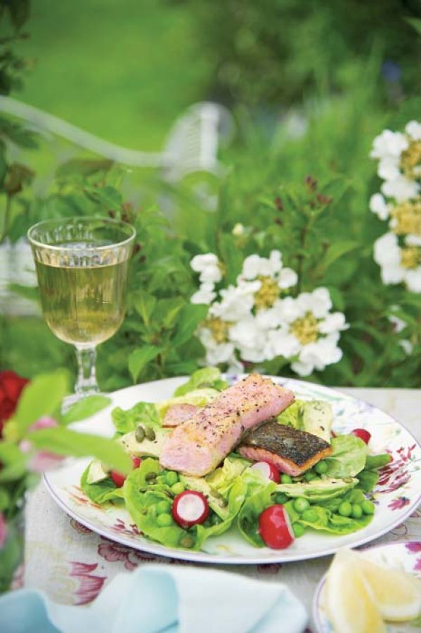 Łosoś na liściach sałaty