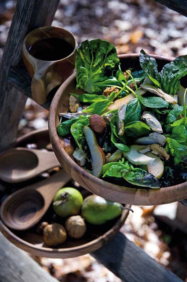 Jesienna sałatka z orzechami włoskimi i borowikami