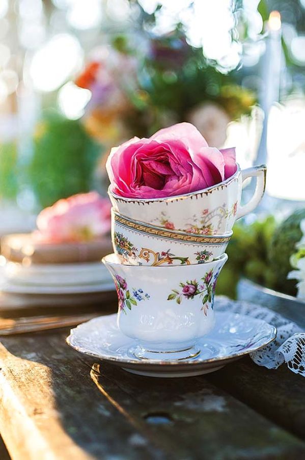 Przyjęcie w ogrodzie – dekoracje kwitnące na stołach