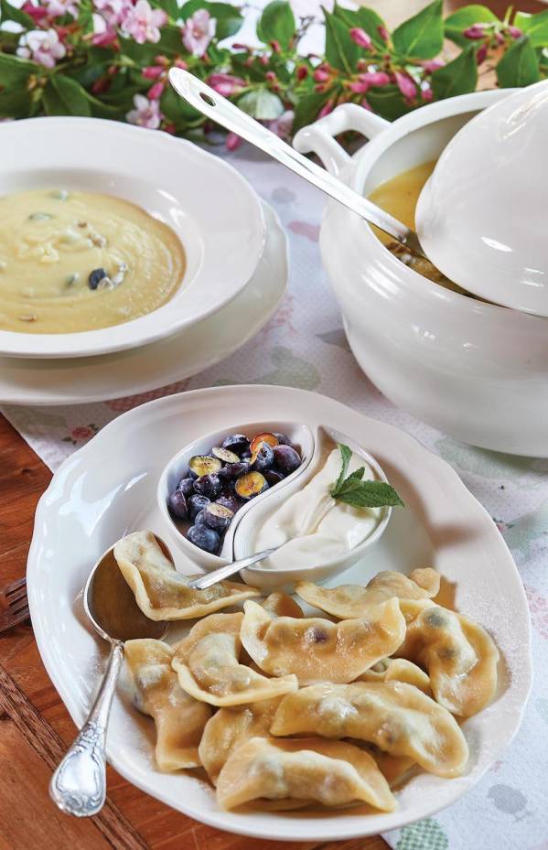 Wiejskie pierogi z borówkami pierogi z borówkami