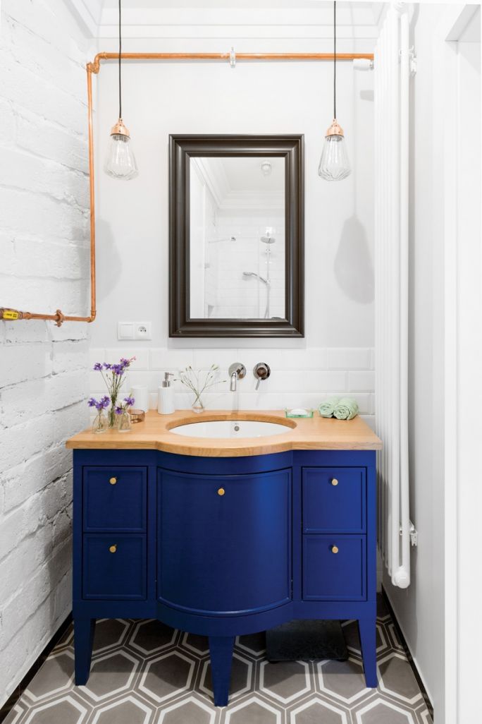 Kolorowe łazienki – kobalt i biel