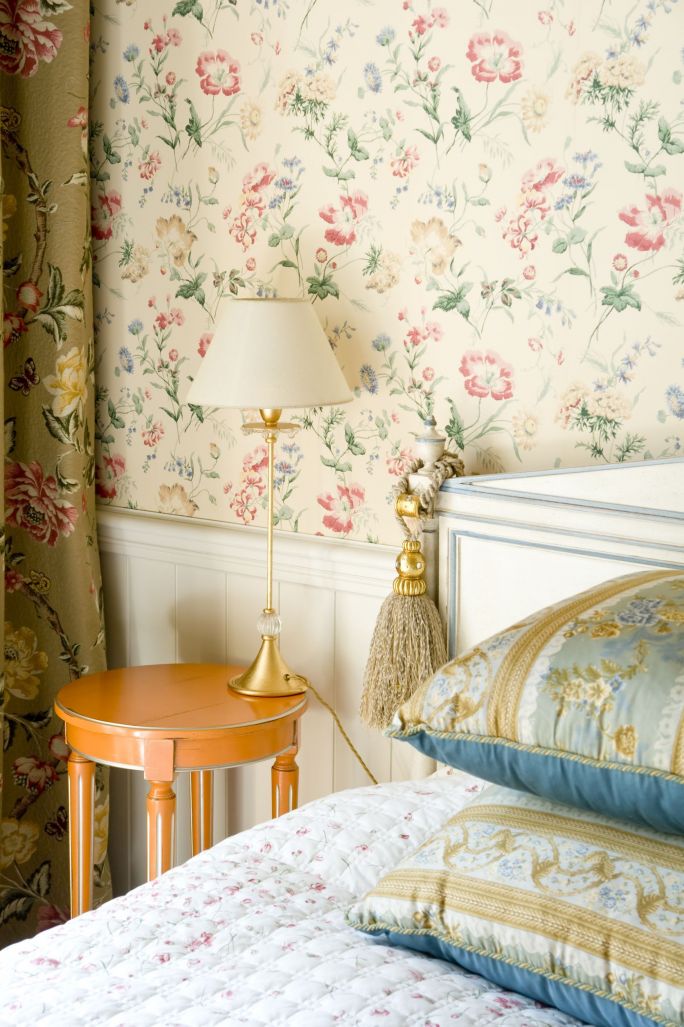 W sypialni sprawdzą się stonowane odcienie – romantyczne pastele lub inspirowane naturą kolory ziemi. 