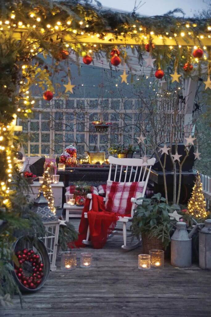 Pomysł na oświetlenie ogrodu zimą: altana cała w światełkach