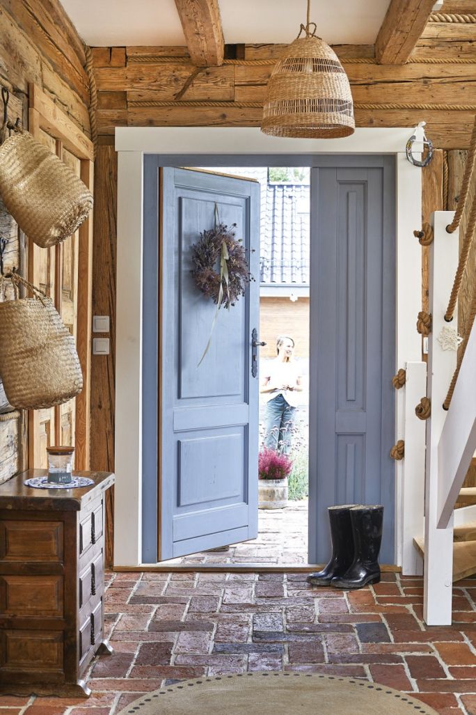 Dom w stylu farmhouse fotel niebieski drzwi