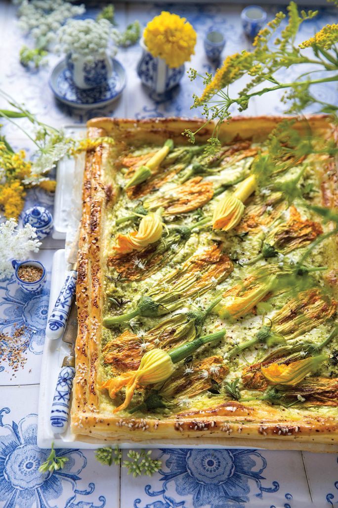 tarta z cukinią i kwiatami