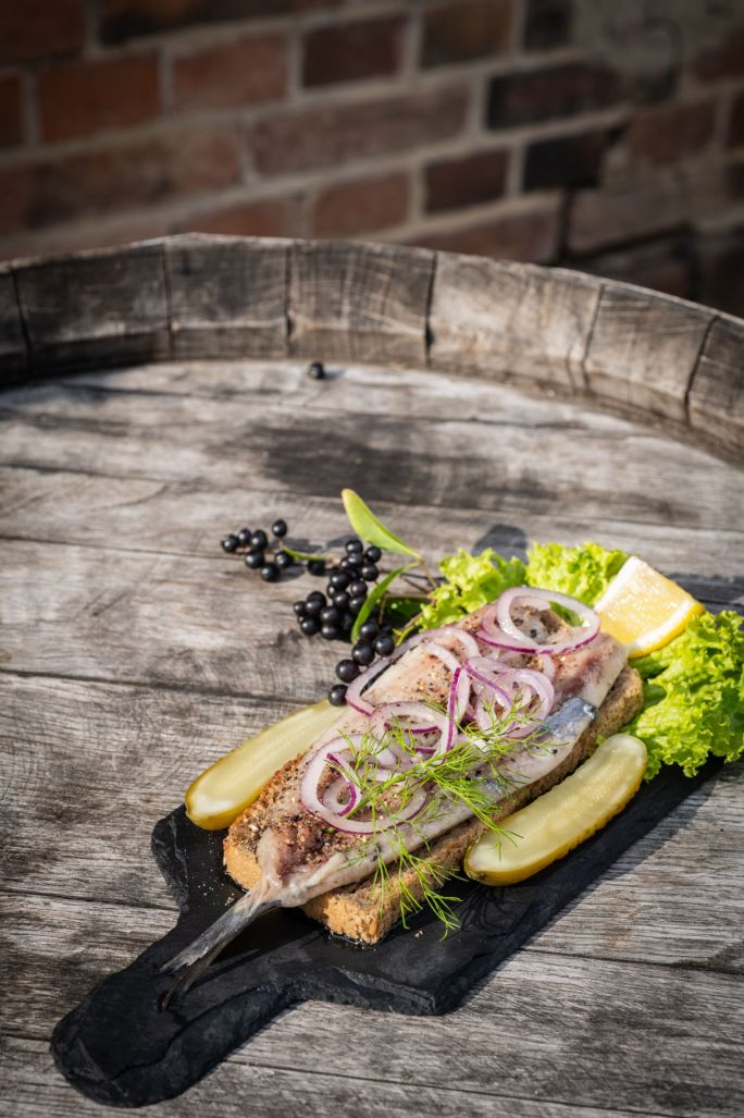 Śledź ma dużo kwasów omega-3, dzięki którym poziom złego cholesterolu we krwi się obniża, a tego dobrego podwyższa.