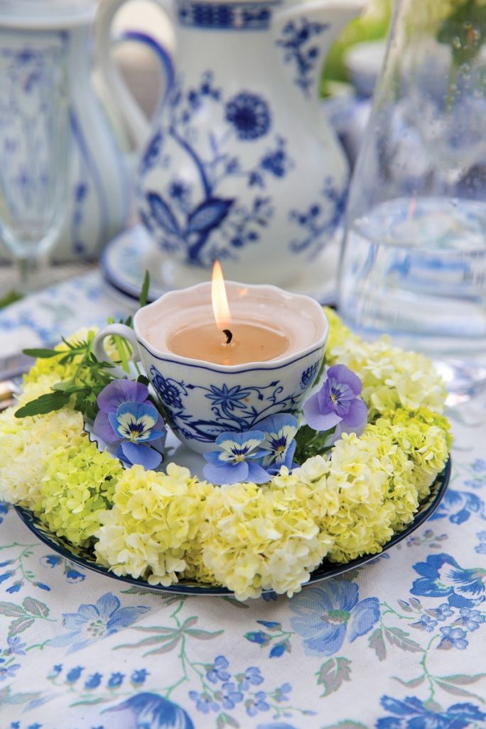 Kobaltowa porcelana, hortensje i bratki