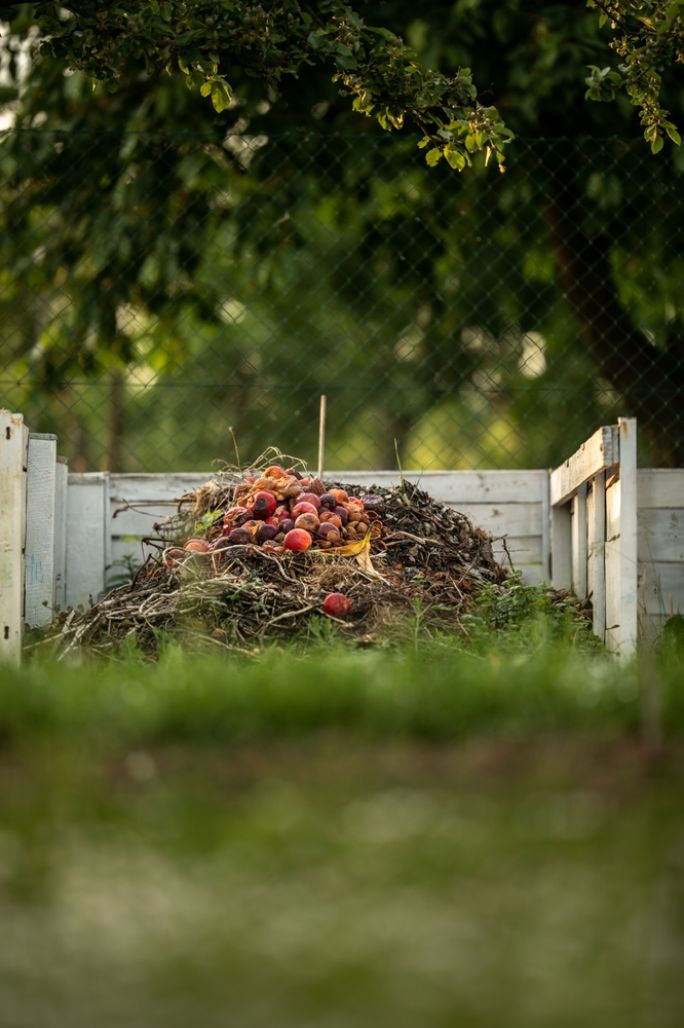 kompostownik, kompost, miejsce na kompost, kompost w ogrodzie