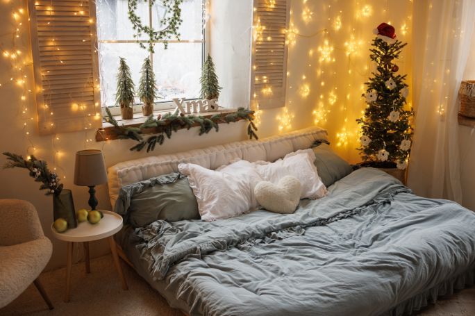 Jak udekorować sypialnię na święta - światełka