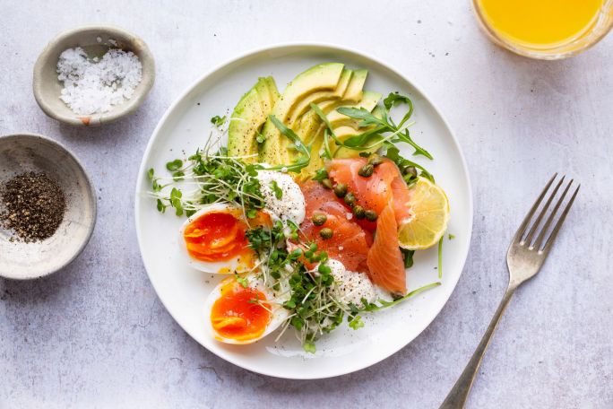 Łosoś, jajka i awokado: pomysł na zdrowe i sycące śniadanie z dodatkiem rzeżuchy