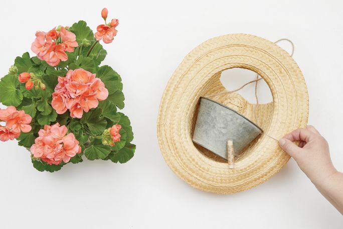 Dekoracja DIY z pelargonii i słomkowych kapeluszy krok 3
