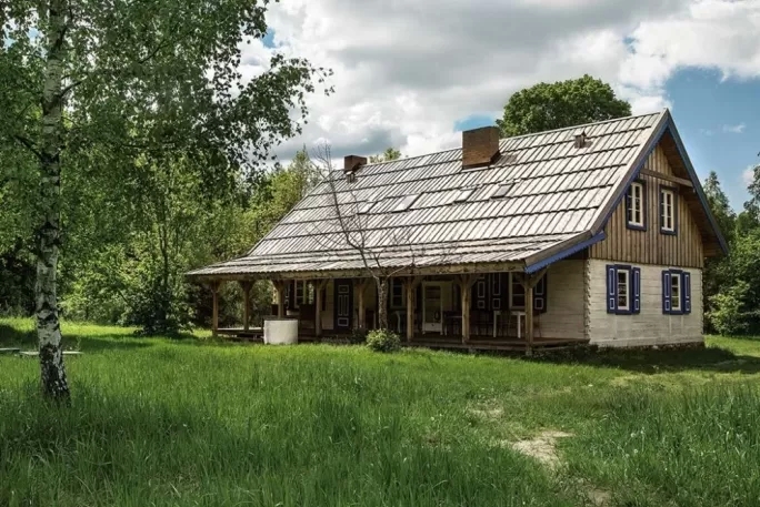 dom na podlasiu, agoturystyka na podlasiu, dom z niebieskimi drzwiami, drewniany dom, niebieskie drzwi