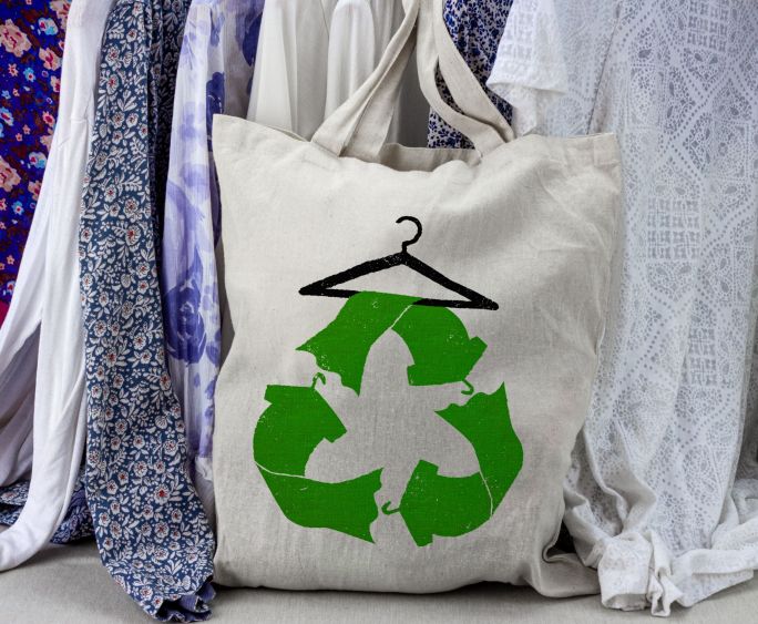 Jeśli mamy w domu bardzo zniszczone ubrania, z którymi nie da się już nic zrobić, wyrzućmy je do kosza na odpady zmieszane