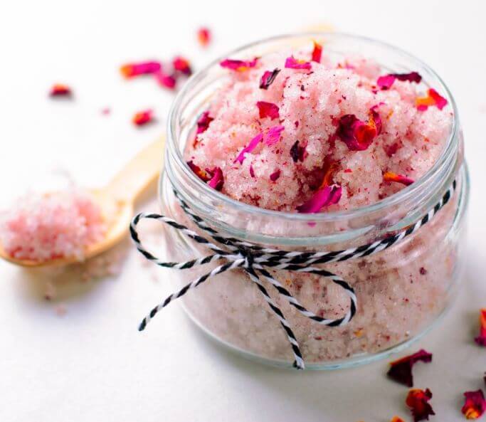 Pachnące prezenty DIY: różany peeling cukrowy