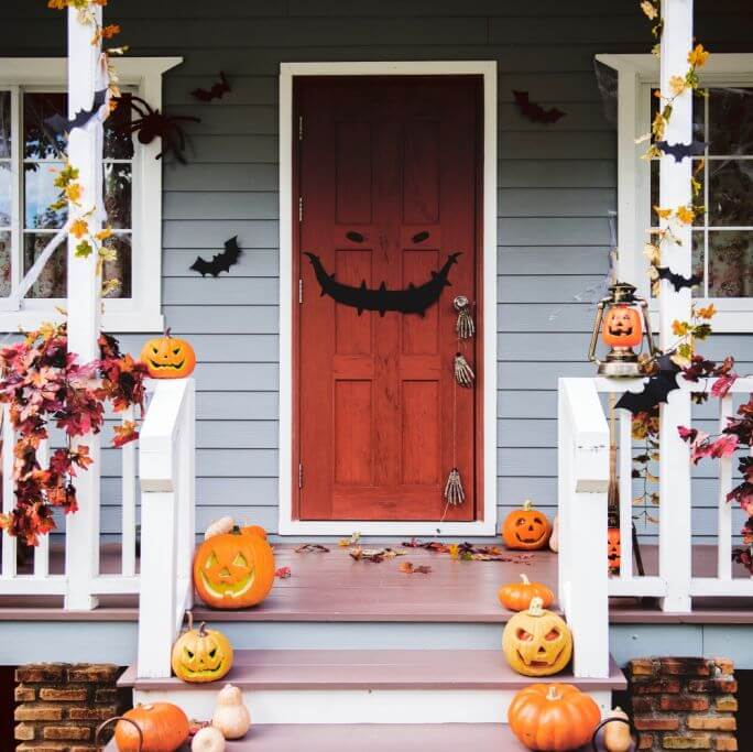 Dynie przy drzwiach Jack-o’-lantern