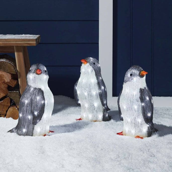 Pomysł na oświetlenie ogrodu zimą: ledowe pingwiny