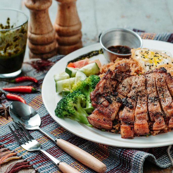 Grillowanie w rytmie natury: jak stworzyć rustykalną kuchnię pod chmurką grillowanie potraw
