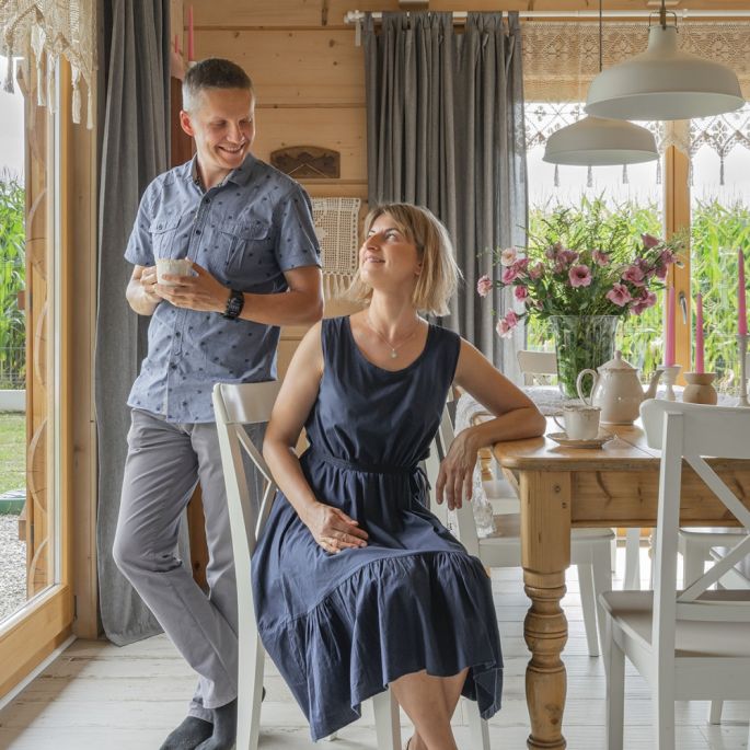 Domek z bali z jasnymi wnętrzami zbudowany w miesiąc. Zobacz przepis na współczesny dom w stylu rustykalnym Domek z bala zbudowany w miesiąc