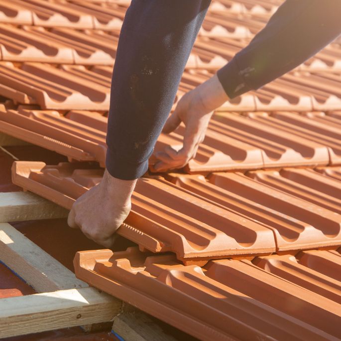 Ile kosztuje wykończenie połaci dachowych? Poznaj ceny dachówki betonowej i ceramicznej! ile kosztuje zrobienie dachu