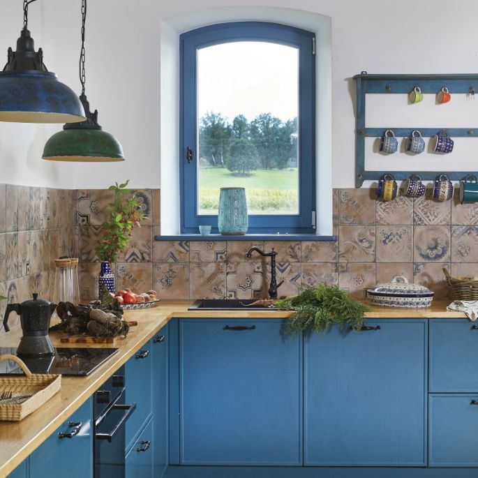 Niebieska kuchnia w stylu country – zobacz 10 inspiracji, jak ją zaaranżować Niebieska kuchnia w stylu country – zobacz 10 inspiracji, jak ją zaaranżować