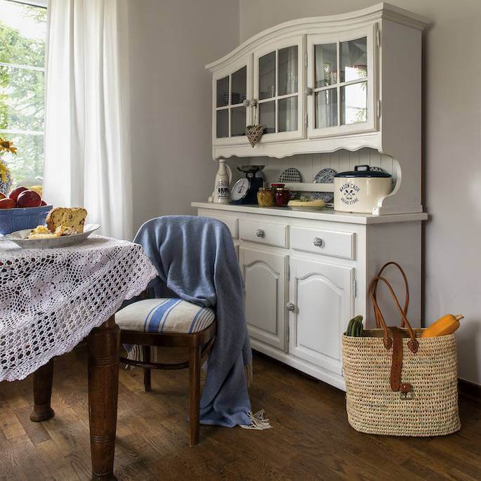 Mazowsze: niebieski domek z rustykalnym wnętrzem salon rustykalny