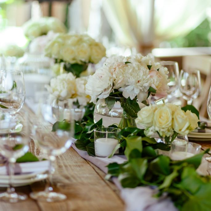 Zrób to sam: efektowna dekoracja stołu weselnego DIY