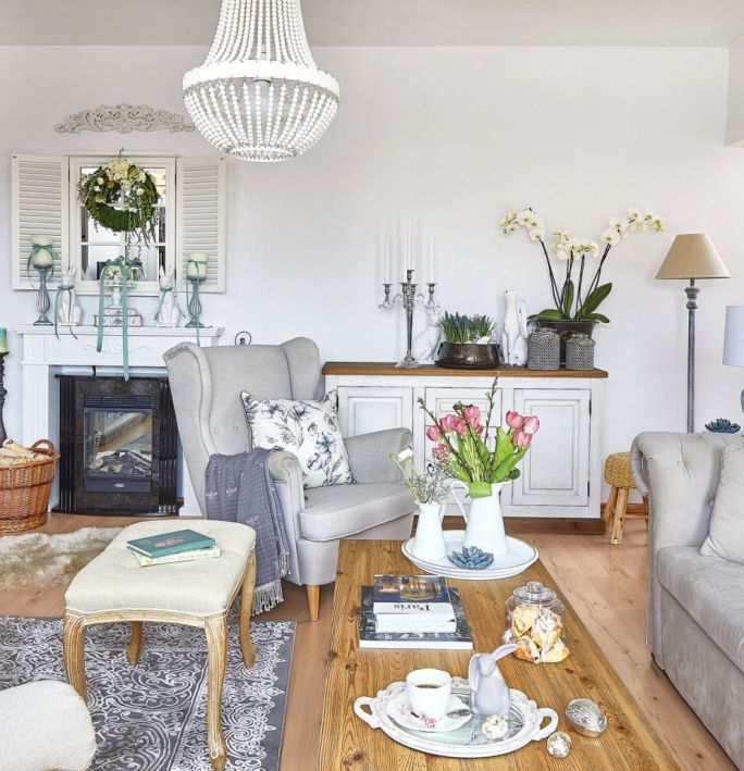 białe ściany w salonie