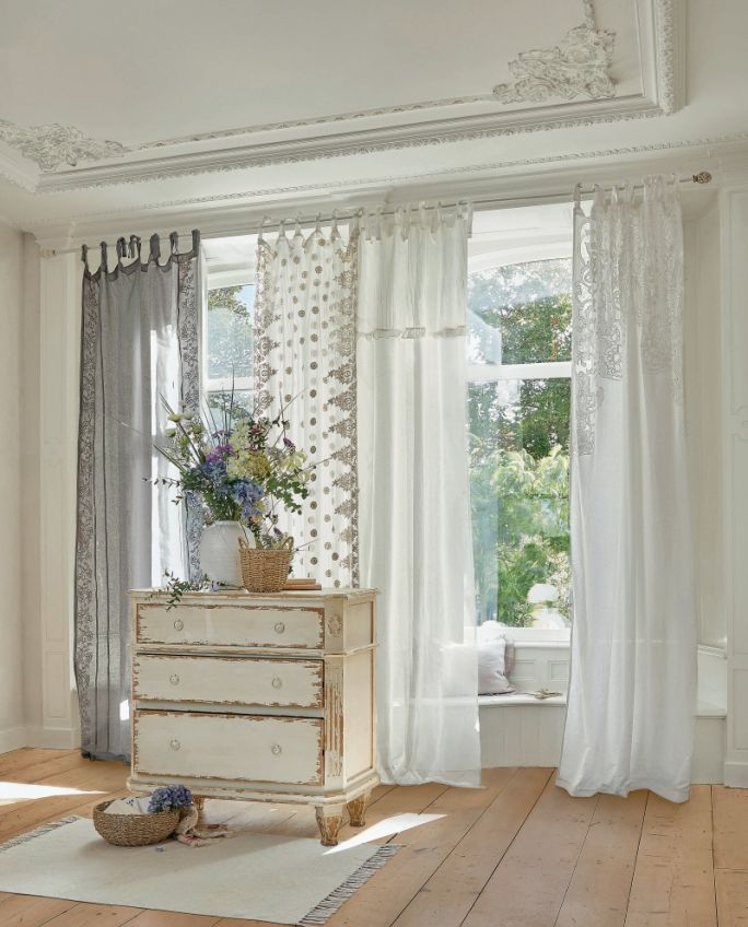 Modne firany do salonu różne materiały