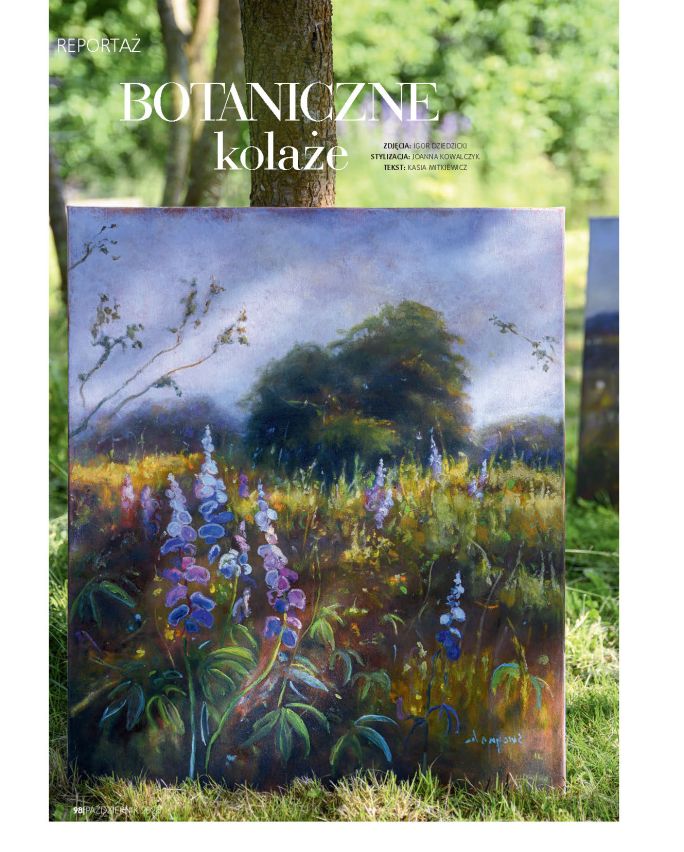Obraz przedstawiający kwitnącą łąkę ustawiony w ogrodzie, zapowiadający reportaż „Botaniczne kolaże” w magazynie „Weranda Country”.